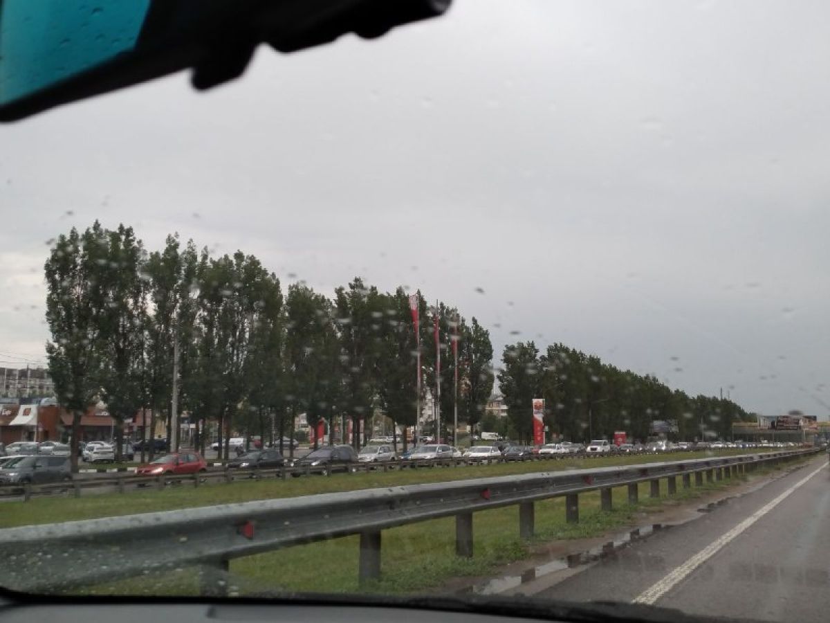 Крупная пробка сковала движение на въезде в Воронеж по Московскому проспекту По данным «Яндекс Карт», одной из причин возникновения затора могут быть дорожные работы. Рабочие трудятся на пересечении Московского проспекта, бульвара Победы и улицы Шишкова. Общая дорожная ситуация в городе оценивается в 3 балла. ↗ Прислать новость Подписаться