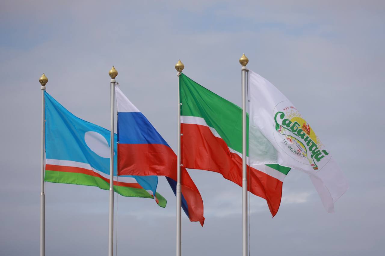 В Якутск прибудут парламентарии Татарстана Укрепление сотрудничества между парламентами субъектов Российской Федерации будет направлено прежде всего на согласование и взаимную поддержку законодательных инициатив предложенных на рассмотрение Федерального Собрания Российской Федерации К примеру тесное сотрудничество законодательных собраний позволили выработать единый подход в части правового регулирования в сфере организации местного самоуправления в единой системе публичной власти и сыграли ключевую роль в сохранении двухуровневой модели местного самоуправления поскольку и Якутия Татарстан в этом направлении имеют огромный опыт и единую позицию по ключевым вопросам Парламентарии Якутии также активно сотрудничают с Татарстаном в вопросах реализации языковой политики сохранения и развития родных языков культуры и традиций самобытности наших народов Подробно по ссылке   www iltumen ru news 27206 Пресс служба Ил Тумэна iltumen www iltumen ru