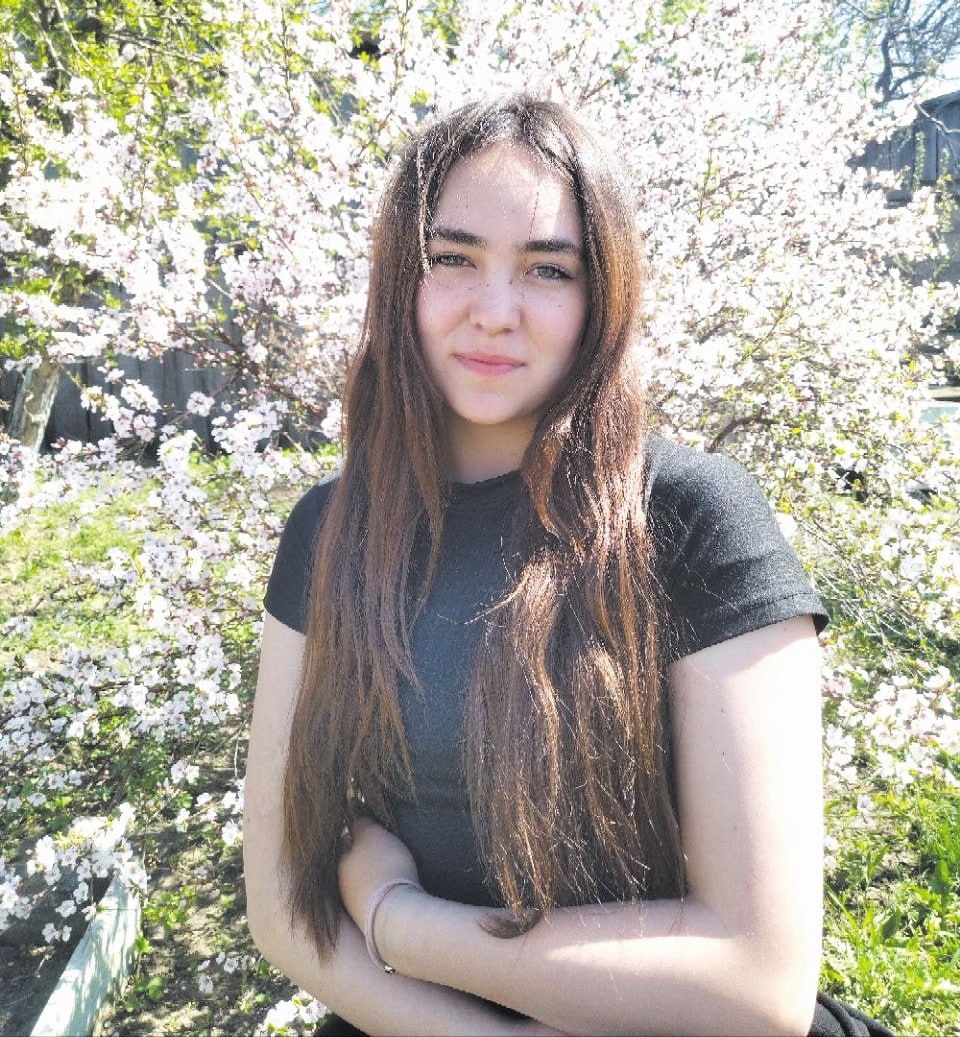 Школьница из Бурятии спасла девочку, заваленную песком  Ученица 9 класса Даша Метелева из села Байкало-Кудара Кабанского района спасла маленькую девочку, которую завалило песком. Историей спасения поделились в районной газете «Байкальские огни».  Девочка вместе с мамой шла по селу за коровами на пастбище. Проходя мимо склонов, Даша заметила торчащие из песка детские ножки.  Они бросились на помощь: Даша догадалась – начинать нужно с головы. После долгих попыток, школьница нащупала сначала руку ребенка, а потом голову. Вместе с мамой они смогли вытащить маленькую девочку. Малышка не дышала, а лицо посинело.  - Мама, кладём на траву и делаем искусственное дыхание! - крикнула ученица.  Даша приступила к первому в своей жизни искусственному дыханию. Школьница постаралась дать в легкие малышки как можно больше воздуха.  - В её дыхательных путях был песок. Я почувствовала, как через него проходит воздух, — вспоминает Даша.  На третий вдох ребенок открыл глаза. Мать с дочкой отнесли ребенка к себе домой и напоили водой.  Даша стала местным героем. Этой осенью девочка пойдет в 10 класс и пока не задумывалась, с чем свяжет свою жизнь. В школе ученицу пообещали наградить за спасение жизни ребенка.