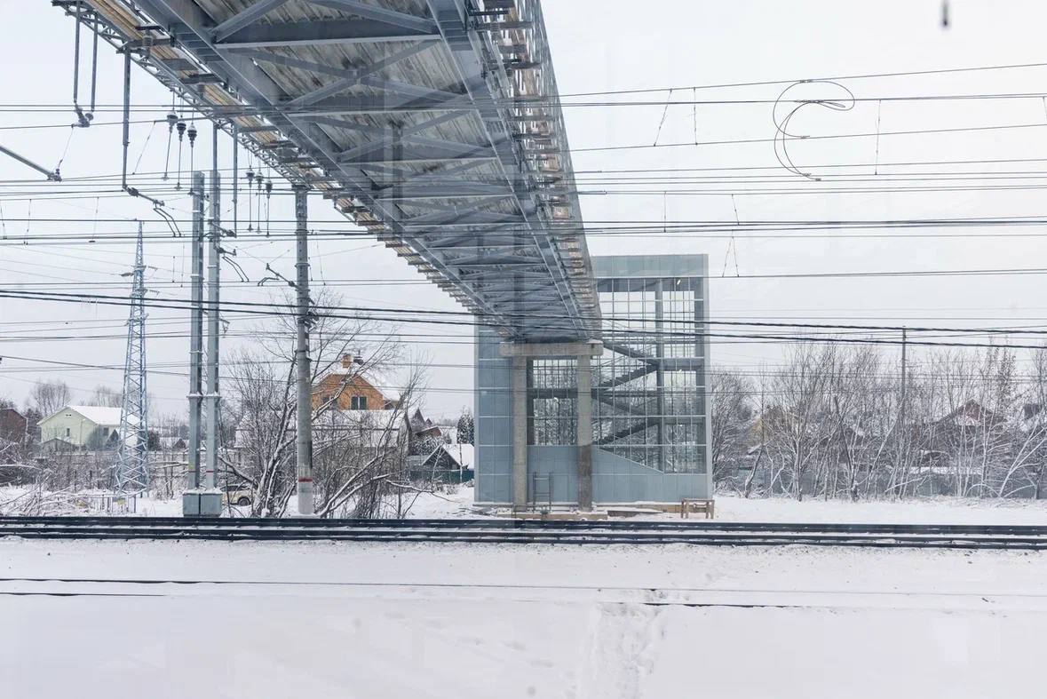 Сколько открытий под конец года В Лобне сегодня открыли движение на надземном пешеходном переходе через железную дорогу Он соединил улицы Кольцевую и Полевую Министр транспорта Подмосковья Марат Сибатулин Объект обеспечивает комфортный и безопасный переход через ж д пути соединяет две части города и предоставляет жителям удобный пеший доступ к социально значимым объектам Строительство таких сооружений является необходимым условием повышения качества городской среды а также позволяет обеспечить бесперебойное и безопасное движение поездов на линии МЦД 1 Переход длиной 81 м адаптирован для маломобильных групп населения оснащен антивандальным остеклением и внутренним освещением В ближайшее время здесь запустят лифты а на ул Полевой завершат благоустройство территории и пешеходной зоны Минтранс Подмосковья MAX