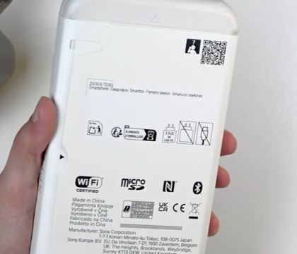 В комплект поставки Sony Xperia 10 VII не входит USB кабель это может стать новым трендом Многие производители смартфонов отказались от зарядок в комплекте поставки Видимо следующим аксессуаром на котором будут экономить станет USB кабель Последние модели наушников AirPods уже продаются без провода USB C а теперь и Sony пошла по этому пути со своими смартфонами