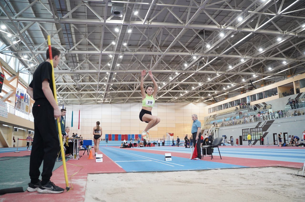 Спортсмены Иркутской области успешно выступили на чемпионате и первенствах Сибирского федерального округа по легкой атлетике в помещении. Соревнования прошли в Иркутске, в спорткомплексе «Байкал – Арена».   В родных стенах наши легкоатлеты завоевали 119 медалей. Поздравляю ребят и их тренеров с таким хорошим результатом! Конкуренция была высокой: в стартах участвовали 648 легкоатлетов из 9 регионов страны. Иркутскую область представляли более 150 человек.   На чемпионате СФО по легкой атлетике в помещении спортсмены Иркутской области получили 17 медалей – 8 золотых, 5 серебряных и 4 бронзовых. В общекомандном зачете чемпионата СФО команда Приангарья заняла первое место, второе – у легкоатлетов Новосибирской области, третье – у спортсменов Алтайского края.  Юниоры Прибайкалья выиграли 47 медалей на первенстве СФО по легкой атлетике в помещении – 17 золотых, 20 серебряных и 10 бронзовых наград. Еще 55 медалей завоевали юноши и девушки, представляющие Иркутскую область.   Еще раз поздравляю всех победителей и призеров соревнований. Уверен, вами гордится весь регион. Желаю и в дальнейшем успешно представлять Приангарье на соревнованиях различного уровня. Здоровья и сил вам и вашим тренерам. Особая благодарность организаторам соревнований.  Фото Матрёны Бизиковой