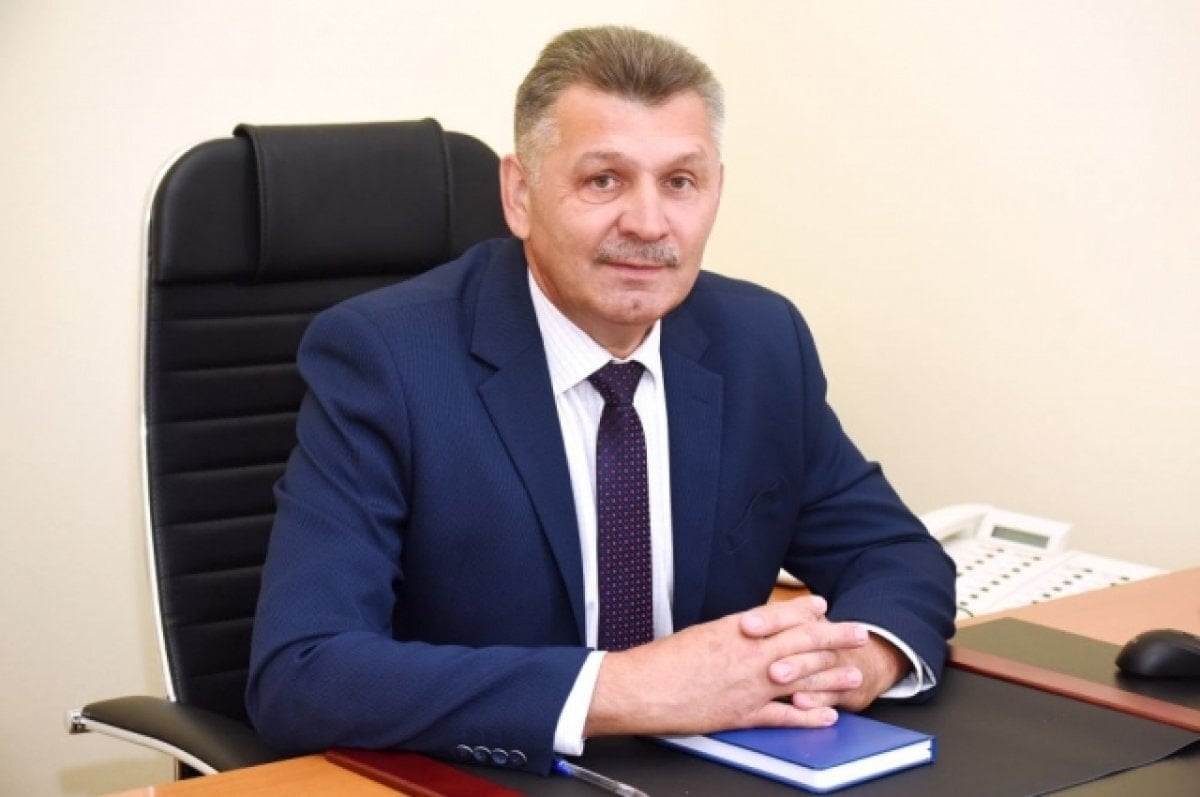 В отставку отправлен орловский заместитель губернатора по социальной политике Олег Ревякин Он написал заявление об уходе по личным обстоятельствам. С 10 июня обязанности заместителя губернатора по социальным вопросам начнёт исполнять Алексей Берестов. Добавим, что в ближайшее время ожидается подписание документов о назначении нового руководителя департамента спорта. Олег Ревякин родился в 1966 году в Малоархангельском районе Орловской области. Окончил Курский сельскохозяйственный институт и Орловскую региональную академию государственной службы. С 2000 года работал первым заместителем главы Малоархангельского района, а с 2008 года возглавил район. В 2010-2015 годах занимал пост заместителя председателя правительства Орловской области, курируя социальный блок. После этого руководил региональным отделением Фонда социального страхования РФ. В 2023 году был назначен исполняющим обязанности заместителя губернатора по социальной политике, а в 2024 году занял эту должность на постоянной основе. Ранее в СМИ упоминались проверки, связанные с деятельностью Олега Ревякина, однако уголовные дела были прекращены за малозначительностью.