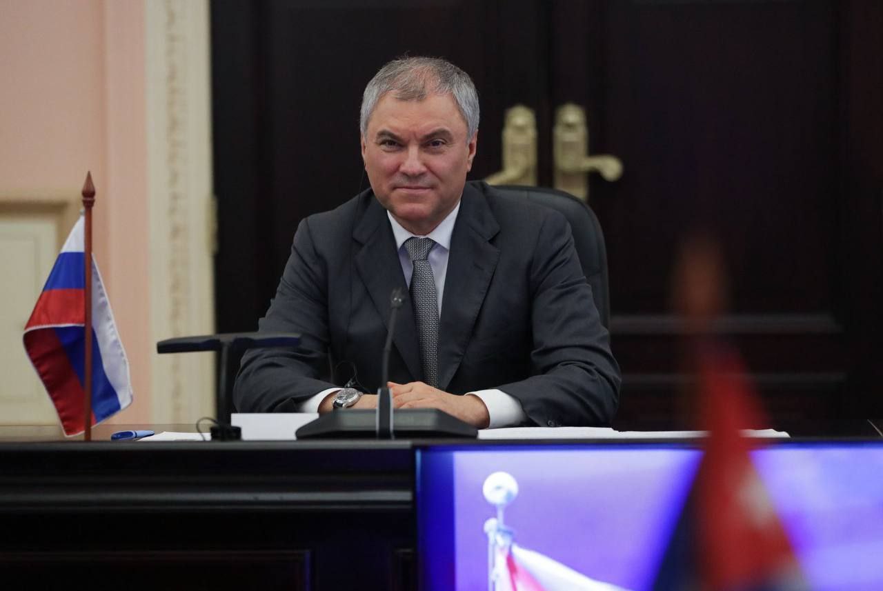 Председатель Госдумы похвалил Краснодар за ликвидацию иностранных вывесок Чиновник считает, что это демонстрирует уважение к государственному языку и укрепляет культурный суверенитет. "Владельцам магазинов и предприятий правильно было бы уже сейчас, не дожидаясь вступления в силу положений закона, приступить к замене вывесок, а также пересмотреть подходы к организации рекламных кампаний. Как это сделали в ряде городов, среди которых Краснодар, Ярославль, Магнитогорск и другие", — написал спикер Госдумы в соцсетях. Фото: vv_volodin KrasnodarMedia Прислать новость