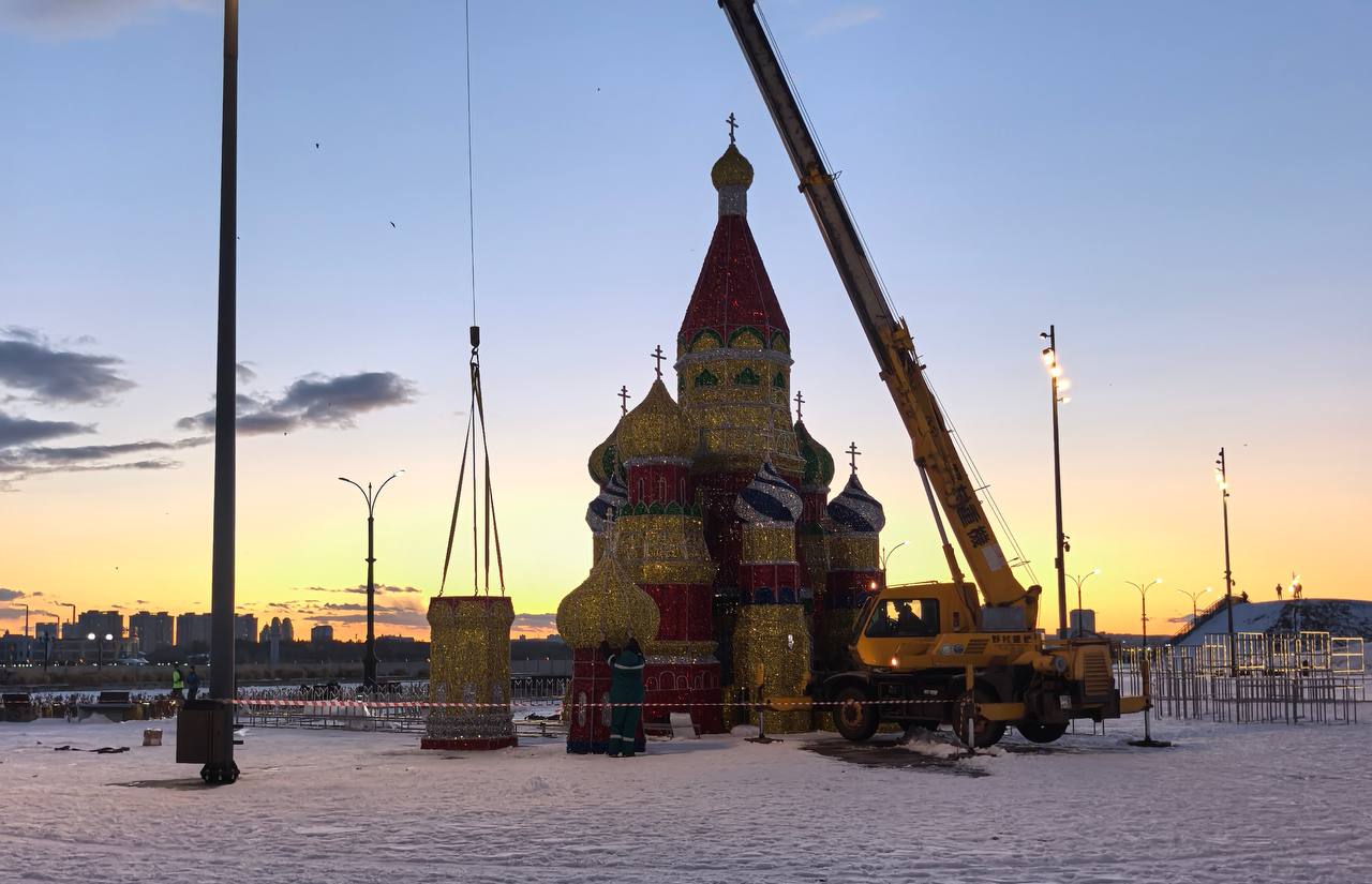 Рядом с тюбинговой горкой в Благовещенске поселятся восьмиметровая матрёшка одиннадцатиметровый Кремль и собор Василия Блаженного высотой 13 метров А на площади Ленина появятся новые фигуры дядька Черномор скоморохи комета самовар музыкальные инструменты и русская печка В мэрии рассказали об украшении города к Новому году В конце этой недели планируют начать монтаж искусственных новогодних елок Первыми украсят парк Дружбы площадку у Общественно культурного центра Плодопитомник и Моховую Падь Чуть позже красавицу поставят на площади Ленина ampravda