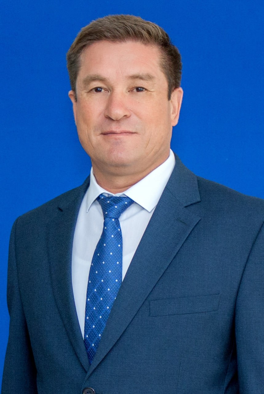 Радмир Исянбаев сообщил об уходе с поста главы Баймака.  - Ухожу в тот момент, когда чувствую: сделано многое и можно с чистой совестью передать эстафету дальше.  Исполнять обязанности будет его заместитель Альфир Ишкуватов.  Радмир Исянбаев занял пост главы Баймака в декабре 2019 года, а в ноябре 2024 года его переизбрали на новый срок.   Обратная связь  Подписаться