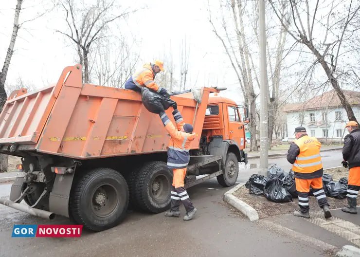 В Красноярске начали убирать оттаявший мусор  Как рассказал в своем телеграм-канале мэр Владислав Логинов, растаявший из-за резкого потепления снег обнажил мусор. На его уборку были направлены коммунальные и дорожные службы.  Для того, чтобы содержать Красноярск в чистоте привлекут дополнительные силы и возобновят санитарные пятницы. 26 апреля в краевом центре состоится общегородской субботник.