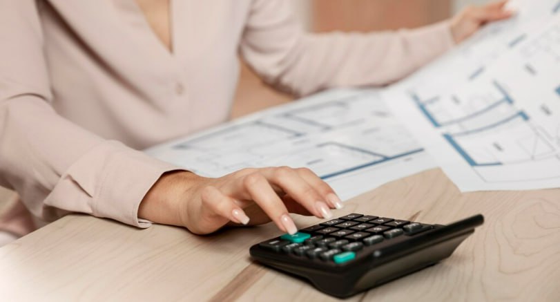 В Ростовской области изменится налог на имущество для коммерческих объектов Власти планируют начать применение кадастровой стоимости объектов недвижимости при исчислении налога на имущество организаций Об этом рассказал первый заместитель губернатора региона Алексей Господарев на площадке в Заксобрании Изменения коснутся собственников коммерческих объектов недвижимости площадью от 500 квадратных метров Для них ставка налога не будет превышать 2 Механизм строится таким образом мы будем формировать перечень объектов торговли бизнес центров административных и офисных зданий Те кадастровые номера которые в него попадают уходят под уплату от кадастровой стоимости пояснил Господарев