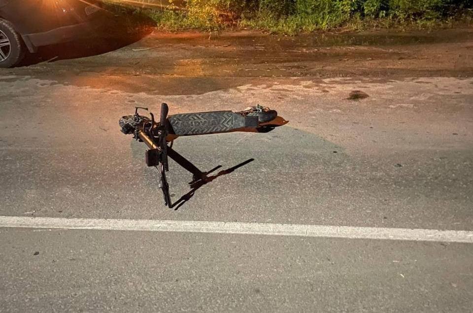 Под Воронежем рейсовый автобус насмерть сбил 31-летнего самокатчика Смертельное ДТП случилось в Новоусманском районе. По данным полиции, авария произошла 21 июля в 20:55 в поселке Отрадное на 3 километре трассы «М-4 «Дон» - п.Отрадное». 61-летний житель областного центра за рулем рейсового автобуса № 124 столкнулся с электросамокатом, которым управлял 31-летний житель поселка Отрадное. В результате аварии самокатчик получил смертельные травмы и погиб на месте до приезда скорой помощи. По факту ДТП проводится проверка.