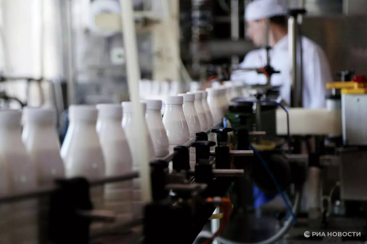 Российские магазины в этом году не продали более полумиллиарда молочных продуктов из за нарушений выявленных при сканировании кодов маркировки рассказал РИА Новости оператор системы Честный знак Более половины случаев блокировок 59 касаются просроченных продуктов Еще 27 нарушений это повторные продажи а 6 8 фальсификат