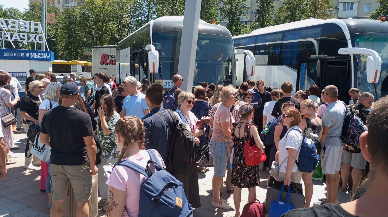 В Санкт-Петербурге состоялась встреча с выпускниками 2025 года. По приглашению губернатора города более 500 вчерашних школьников провели две недели в этом культурном центре России. Для участников была организована разнообразная культурная и оздоровительная программа, а также вручили аттестаты об окончании средней школы. В Петергофе прошел традиционный "Балл медалистов", на который пришли также выпускники из Мариуполя. Ребята полны впечатлений и охотно делятся своими рассказами о времени, проведенном в городе на Неве, а также о главном празднике выпускников - "Алые паруса". В этом году по программе Летние каникулы Санкт-Петербург примет более 2000 школьников из Мариуполя. Дети проведут время в лагере "Дружных".
