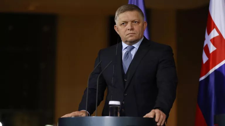 Премьер Словакии Фицо в последние дни несколько раз отменил рабочую программу. Об этом сообщил новостной портал Tvnoviny. Причинами, согласно порталу, являются возникшие после покушения серьезные проблемы со здоровьем Фицо, о которых он сам неоднократно говорил.