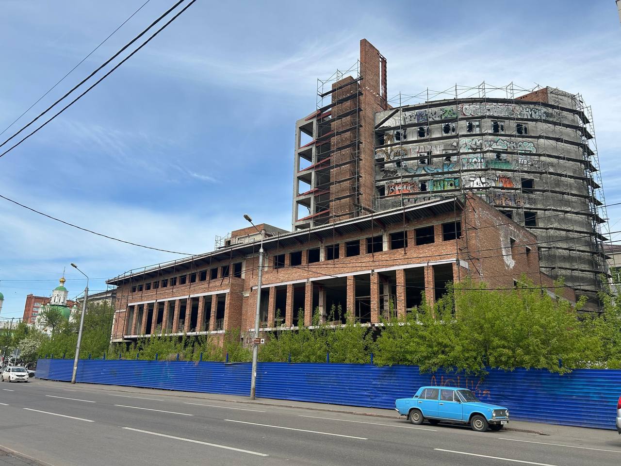 Один из самых известных долгостроев Красноярска выставлен на продажу Публичные торги по продаже объекта незавершенного строительства здания по ул Сурикова называемое Эльдорадо назначены на 26 января 2026 года Начальная цена аукциона 224 млн рублей  Заявки принимаются в период с 17 12 2025 с 09 00 по 22 01 2026 до 10 00  Сейчас здание готово на 83 Но достроить его в прежних параметрах не удастся Предстоит разработать проект реконструкции недостроя и учесть все современные нормы В первую очередь нормы краевого Постановления Об утверждении границ зон охраны объектов культурного наследия Потенциальному застройщику перед подачей заявки на торги необходимо внимательно изучить все возможные ограничения Напомним строить 10 этажный торгово офисный комплекс с подземной парковкой ООО Торговый комплекс Эльдорадо начало ещё в 2003 году Разрешение на строительство несколько раз продлялось а в 2015 году в него и вовсе были внесены изменения вместо торгово офисного комплекса застройщик решил возвести гостиницу Но и это не помогло Право на земельный участок застройщиком было утрачено разрешение на строительство отменено  В июне 2025 года по иску департамента муниципального имущества и земельных отношений арбитражный суд Красноярского края принял решение об изъятии объекта путем продажи с публичных торгов  До сегодняшнего дня объявить торги не удавалось по причине запретов на совершение регистрационных действий в рамках исполнительных производств Указанные запреты были сняты в рамках взаимодействия с Главным управлением ФССП по Красноярскому краю ДолгоСТРОЯТ Читай ГрадВестник в ТГ VK MAX