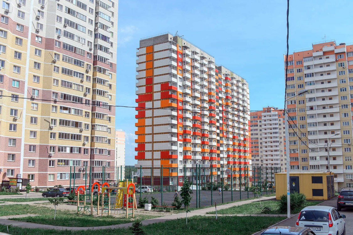 ЭКСКЛЮЗИВ Продемонстрировавший в прошлом месяце рост более чем на 10,4% квадратный метр в новостройках Октябрьского района города в июле рухнул на 9,7%, вернувшись практически к майской своей стоимости. Это следует из данных аналитической системы «Домостройпрофи» сайта ДОМОСТРОЙДОН.РУ. Так, в последний месяц весны средняя цена квадратного метра здесь достигала 145,6 тысячи рублей, в июне — 160,9 тысячи рублей, а в июле — 145,1 тысячи рублей. Строящееся жилье здесь продавалось в сегментах «стандарт» — за 141,6 тысячи рублей — и «бизнес» — за 197,3 тысячи рублей за квадратный метр в среднем. В районе, по данным на июль, шесть застройщиков возводят 19 многоквартирных домов. Два дома сдано в I и II кварталах этого года.