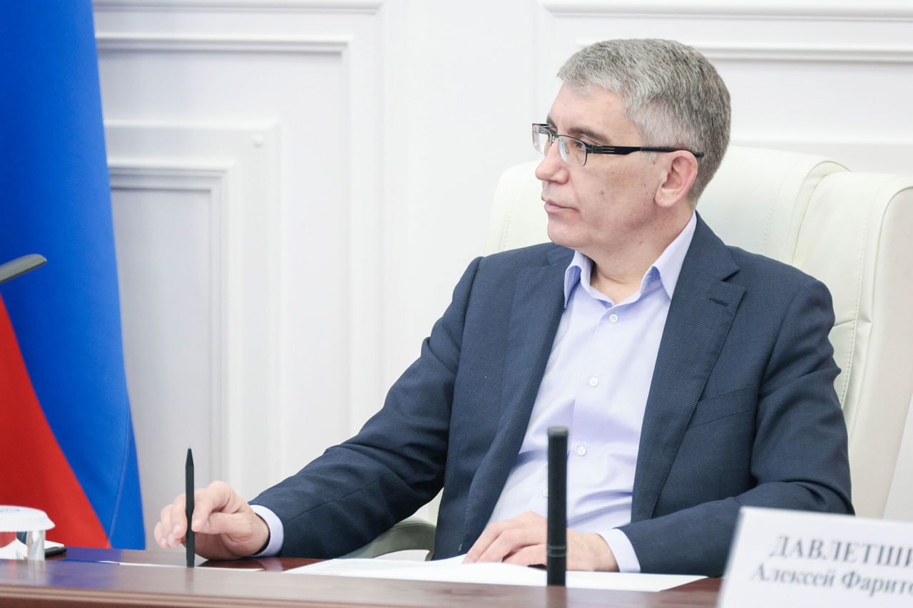 На оперативном совещании обсудили проведение в Туле мероприятия-спутника V Конгресса молодых ученых Решение о том, что в этом году Тульская область примет спутник V Конгресса, принято межведомственной рабочей группой под председательством Советника Президента РФ Антона Кобякова. Мероприятие пройдет в кластере «Октава» в конце августа. В дни проведения Спутника Тулу посетят ученые из различных регионов России. Участники мероприятия будут работать над тремя задачами: улучшением экологической обстановки в Тульской области применением беспилотных летательных аппаратов для устойчивого развития сельскохозяйственного производства использованием природоподобных биотехнологий для решения индустриальных и сельскохозяйственных задач По каждому направлению эксперты разработают краткосрочные и долгосрочные решения. Кроме того, в рамках исследований ученые посетят объекты инфраструктуры региона.