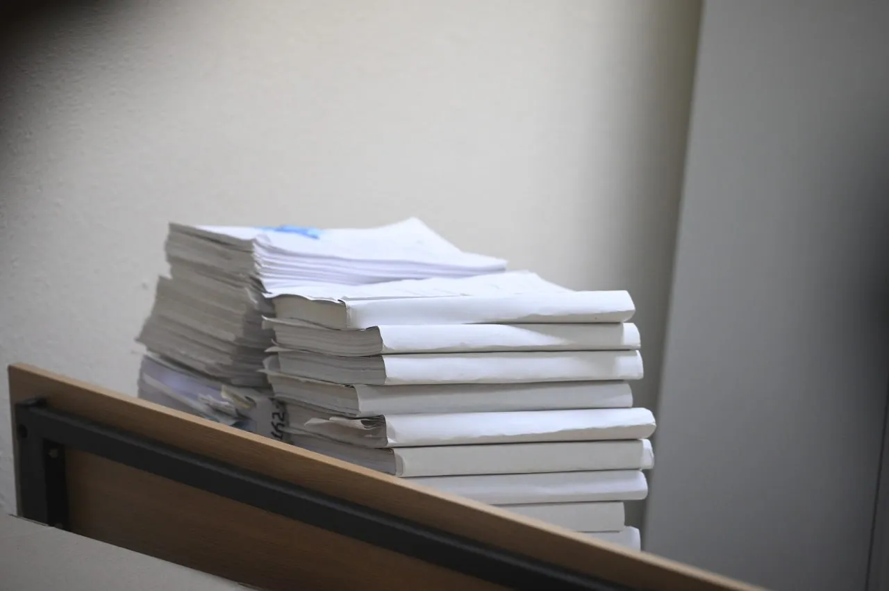 В Якутске перед судом предстанет мужчина обвиняемый в убийстве друга По данным следствия в январе 2026 года мужчина находился в гостях у потерпевшего и в состоянии алкогольного опьянения вступил с ним в конфликт В ходе ссоры он нанес другу многократные удары ножом в область груди От полученных ранений потерпевший скончался на месте После произошедшего обвиняемый заявил следствию что в него словно вселился бес Однако проведенная комиссионная психиатрическая экспертиза установила мужчина психических заболеваний не имеет в момент преступления осознавал характер своих действий и мог ими руководить Уголовное дело направлено прокурором в суд для рассмотрения по существу