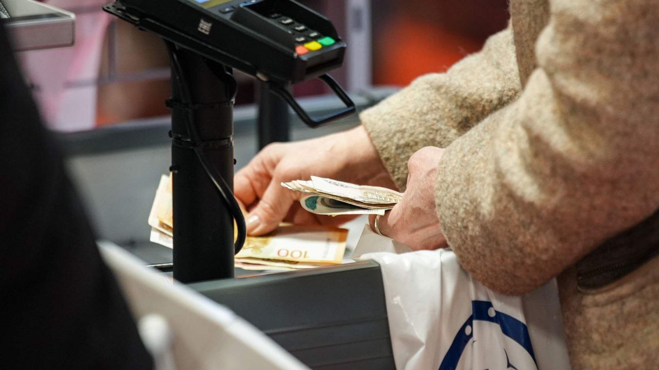 Уловки магазинов с девятком яиц и неполным литром молока ежегодно лишают россиян около 1 трлн рублей утверждают в Союзе потребителей РФ По оценке организации люди теряют деньги из за того что производители и торговые сети не указывают полную цену товаров В обращении направленном в правительство общественники предлагают обязать магазины указывать стоимость продукции в пересчете на стандартизированную единицу измерения например за килограмм литр или десяток Ранее с аналогичной инициативой депутаты Госдумы обращались в Минпромторг