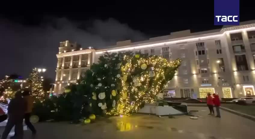 Елка упала на Тверской в Москве во время празднования