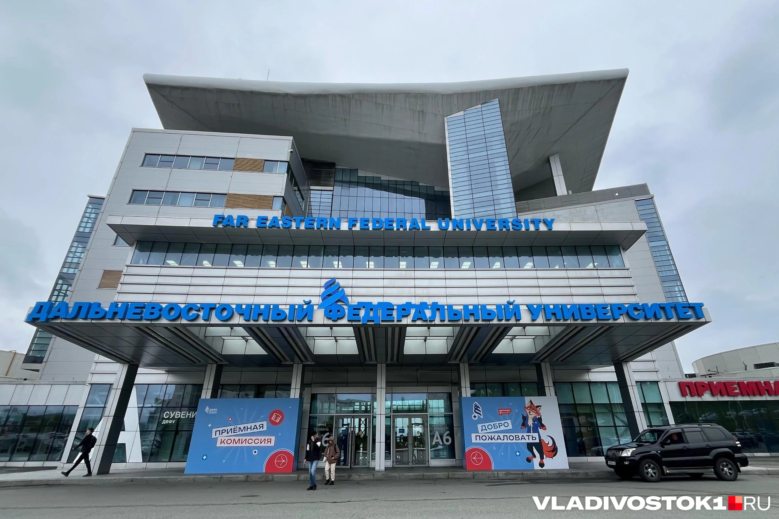 Дальневосточный федеральный университет оказался в центре очередного скандала В вузе заявили о реорганизации студенческого самоуправления но учащиеся выступили резко против изменений и заявили что закрывать нынешний Объединенный совет студентов ОСС принудительно незаконно О решении руководства университета стало известно 11 ноября Тогда проректор Александр Кайданович направил председателю Герману Востокову и другим членам ОСС письмо о том что текущий состав студенческого самоуправления досрочно завершает свою деятельность а его участников попросили освободить аудитории от личных вещей и переименовать или удалить все публичные страницы в Сети связанные с ОСС Герман Востоков выступил резко против и назвал действия протектората по молодежной политике агрессивными а роспуск незаконным посчитав что такое решение могут принять только сами студенты Для этого сегодня 12 ноября он позвал всех желающих студентов на встречу чтобы публично заявить о несогласии с действиями руководства и лично пообщаться с Александром Кайдановичем Год назад меня избрали 1169 студентов ДВФУ и только студентам на предстоящих выборах решать могу ли я или другой член ОСС говорить от их имени Долгое время говорили что ОСС никто не поддерживает и мы сами собрались что то делаем а реальная поддержка за вузом Одно лицо решило что может распустить ОСС заявил в своем Telegram канале Востоков В итоге провести личную встречу с Кайдановичем студентам не удалось но в ДВФУ дали юридическое обоснование таким изменениям По словам представителей университета прошлые выборы в студенческое самоуправление были признаны нелегитимными и проректор по молодежной политике зафиксировал ряд нарушений Подробности на сайте Подписаться