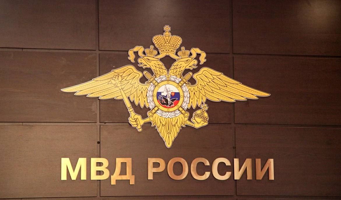МВД России планирует снимать с учета мигрантов, принимающих участие в эксперименте, предусматривающем их регистрацию в Москве и Московской области в специальном приложении, если данные о геолокации их абонентского устройства отсутствуют в течение трех дней. Это следует из соответствующего проекта приказа ведомства. Еще некоторые пункты: Решение о снятии с учета будет приниматься в течение одного рабочего дня, если иностранец зарегистрирован на территории региона РФ, где эксперимент не проводится; Кроме того, основаниями для снятия с учета будут данные о выезде мигранта из России, а также его смерть. Фронтовые Новости и не только