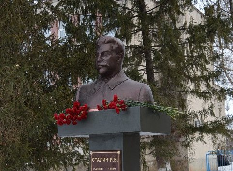 В Ростове предложили установить памятник Сталину В Ростове-на-Дону предложили установить памятник Сталину. Об этом сообщает издание «Молот». Где он будет располагаться и будет ли построен вообще – пока неизвестно. Но, обсуждение такой инициативы действительно идёт. По мнению инициаторов проекта, положительный образ Сталина вновь воплощается в общественном сознании россиян. За последние годы в стране было возведено около ста памятников, барельефов и мемориальных знаков, посвящённых этому вождю народов. В качестве возможных площадок рассматриваются: холм на левом берегу Дона, ранее на котором располагалась скульптура «Григорий и Аксинья»; дворик на Ворошиловском, где сохранился постамент от старого памятника Сталину; а также парк Революции. Сейчас инициативная группа ищет единомышленников. Они планируют разослать письма в общественные организации донской столицы и в отделения политических партий, чтобы выяснить их позицию. Далее инициаторы обратятся в городскую межведомственную комиссию, которая занимается рассмотрением общественных предложений. В случае одобрения проекта начнется поиск источников финансирования и разработка соответствующего плана. Подробнее здесь Предложи нам новость