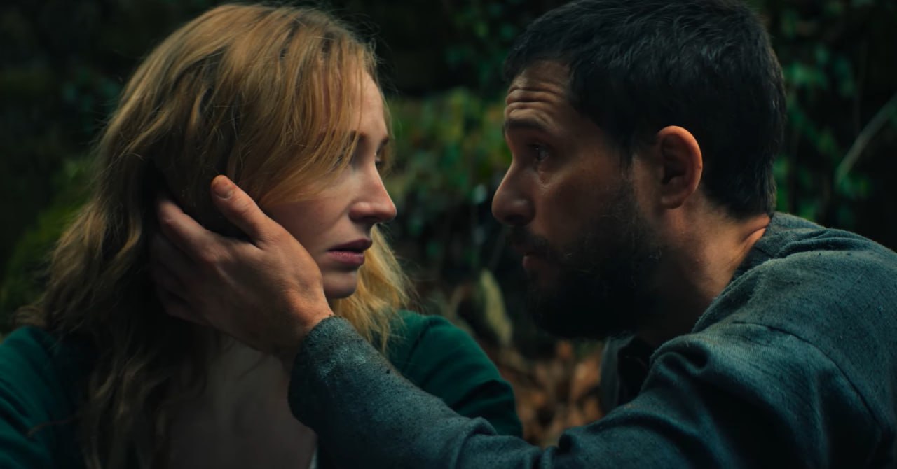 The Dreadful с Китом Харингтоном и Софи Тернер выйдет в российский прокат Фильм выпустят под названием Проклятый рыцарь Это нам подтвердили в Arna Media которая приобрела права на фильм в РФ Дата релиза пока неизвестна Готический хоррор рассказывает об Энн чей муж погиб на войне После сражений возвращается ее знакомый Джон и жителей деревни начинает преследовать проклятие в виде таинственного рыцаря Буду смотреть Кинопоиск Новости