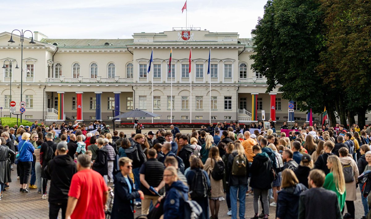 День позора в центре Вильнюса ожидается до 10 000 участников Для акции протеста День позора против новой формируемой правящей коалиции которая состоится во вторник выдано разрешение на участие 10 тыс человек По словам организаторов акции во вторник до полудня акция протеста начнётся у Президентского дворца на площади Симонаса Даукантаса а затем участники пройдут шествием по проспекту Гедиминаса до площади Независимости у Сейма где и состоится митинг Протест организуется после того как Социал демократическая партия получившая наибольшее количество мест на выборах в Сейм осенью прошлого года пригласила в новую коалицию Зарю Немана www delfi lt a 120140294