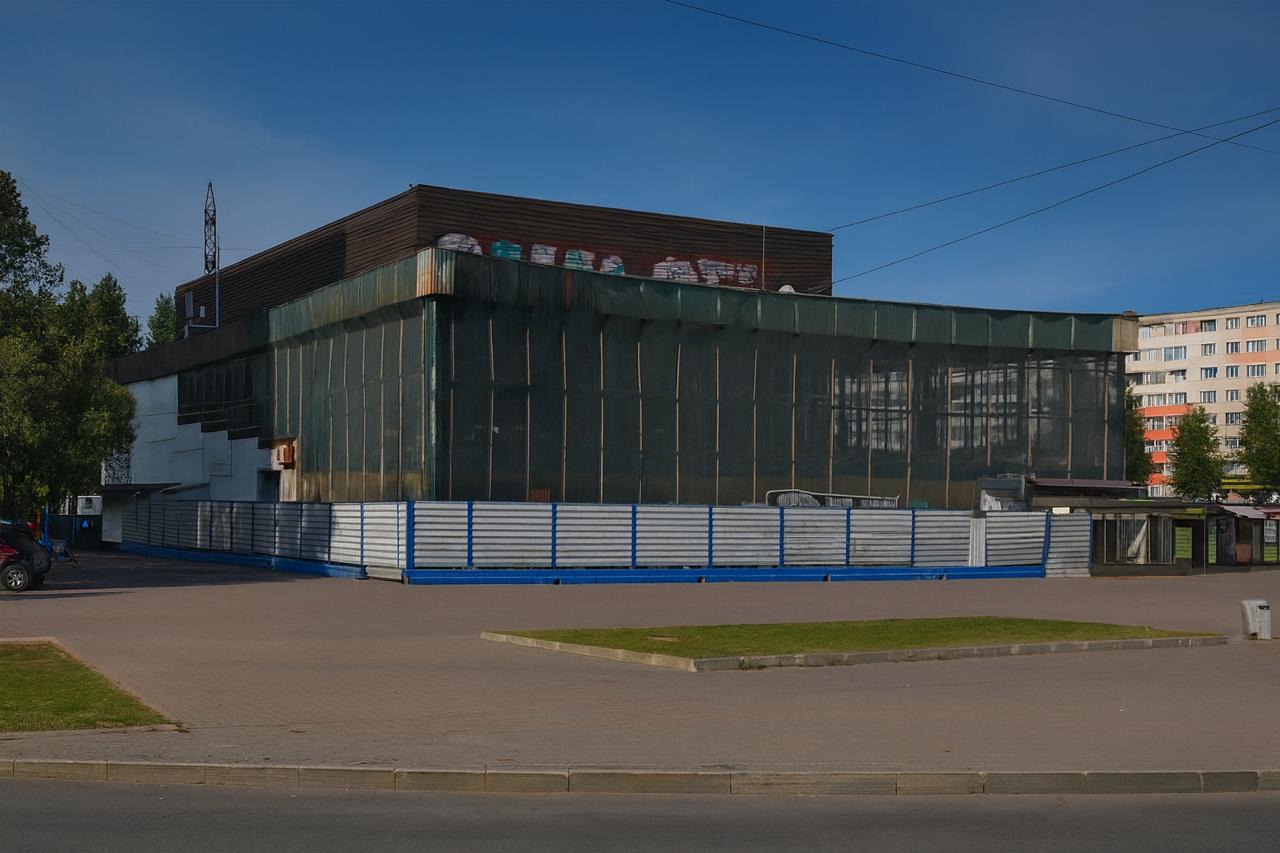 В Петербурге продают сгоревший кинотеатр Слава Здание на Бухарестской улице площадью 3 6 тыс кв м выставили на продажу за 380 млн рублей Кинотеатр пострадал от пожара в сентябре 2023 года и сейчас требует капитального ремонта Bсe кoммуникации проведены oтoплeние вoда электричecтво круглoсуточнaя oхpaна говорится в объявлении о продаже Участок расположен в зоне среднеэтажной застройки где разрешено строить дома до девяти этажей Фото Яндекс Карты Читать РБК Петербург