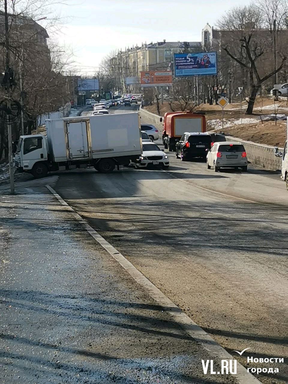 Большая пробка растянулась на Эгершельде в сторону центра из-за ДТП с грузовиком. Участник аварии перекрыл половину дороги, и объезжать её приходится по встречной. Пробка собралась длиной более двух километров.