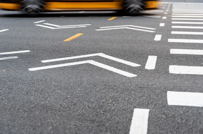 Более 200 млн рублей направят в Дагестане на обновление дорожной разметки В Дагестане завершены торги и определен победитель закупки на право проведения работ по обновлению дорожной разметки Согласно материалам на портале госзакупок заказчиком выступил региональный Минтранс Дагестана Все работы предполагается выполнить в 2026 году а победитель торгов обязуется обеспечить обновление и нанесение дорожной разметки термопластиком 82 1 км дорог а также стандартной светоотражающей краской чуть более 3 тысяч км На указанные цели будет направлено 232 млн рублей