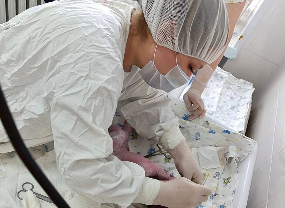 Россиянка узнала о беременности за несколько часов до родов. Она думала, что у нее менопауза 43-летняя жительница города Гусиноозерска в Бурятии узнала, что ждет ребенка прямо перед родами. Об этом рассказали в Гусиноозерской центральной районной больнице. По словам медиков, россиянка наблюдалась у гинеколога с диагнозом миома. Менструаций не было, и она была уверена, что у нее началась менопауза. Со временем она заметила, что набирает вес, и тогда решила заняться спортом и соблюдать диету. Когда у нее появились боли внизу живота, женщина обратилась к гинекологу. «Та, зная ее историю, заподозрила ухудшение — возможно, быстрый рост миомы. Немедленно направили в гинекологическое отделение, где после осмотра стало ясно — это не рост опухоли», — рассказали в больнице. Через несколько часов в родильном отделении на свет появилась здоровая девочка, весом 2900 граммов. Спустя три дня мать и ребенка выписали из больницы. Задонатить «Косе» Подписаться Вступить в комьюнити