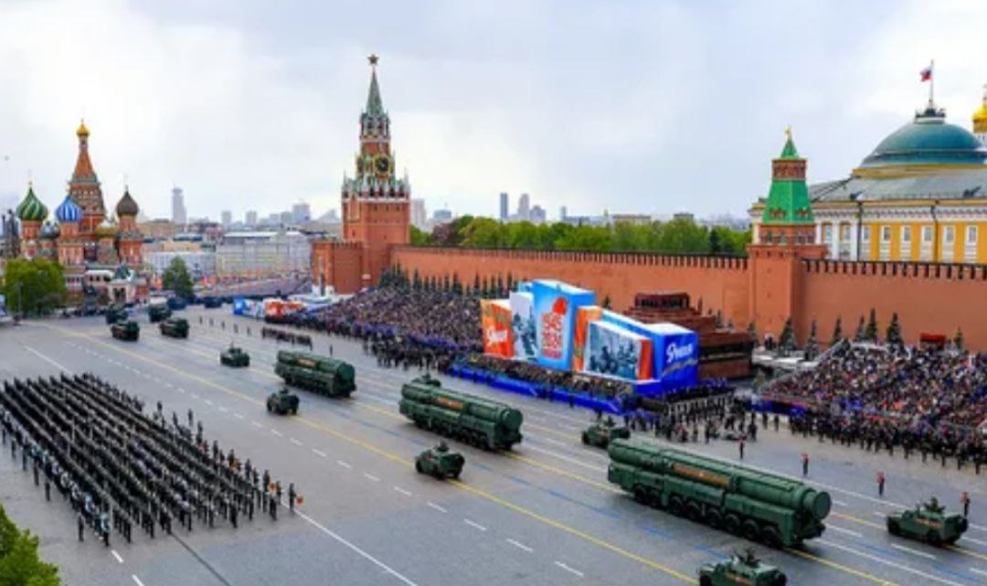 Список стран, представители которых точно приедут на парад Победы в Москве: —Президент Беларуси Александр Лукашенко —Премьер Словакии Роберт Фицо —Президент Сербии Александр Вучич —Президент Бразилии Луис Инасиу Лула да Силва —Президент Казахстана Касым-Жомарт Токаев —Президент Палестины Махмуд Аббас —Председатель КНР Си Цзиньпин —Премьер Индии Нарендра Моди —Премьер Армении Никол Пашинян —Президент Таджикистана Эмомали Рахмон —Президент Кубы Мигель Диас-Канель —Президент Республики Сербской Милорад Додик —Генеральный секретарь ЦК Компартии Вьетнама То Лам —Президент Буркина-Фасо Ибрагим Траоре —Президент Киргизии Садыр Жапаров —Президент Узбекистана Шавкат Мирзиеев Новый Мелитополь подпишись