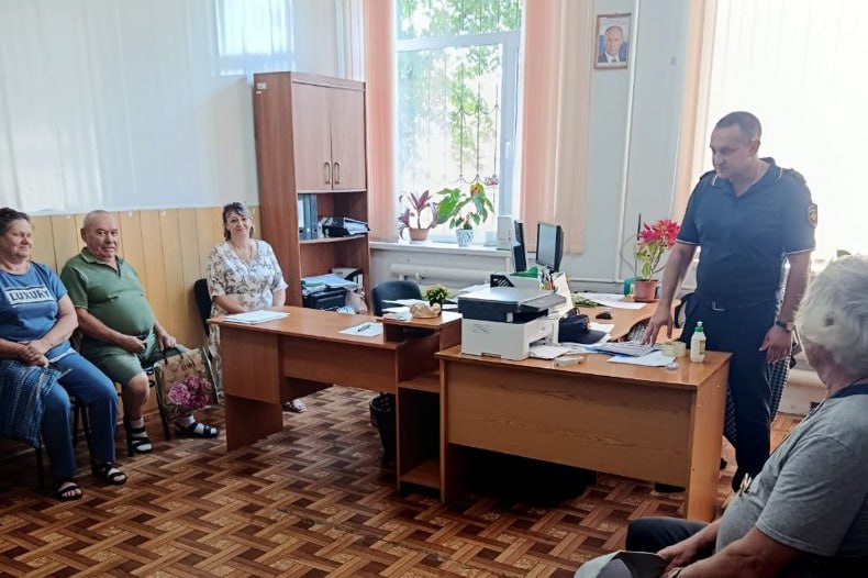 Профилактику преступлений в сфере ИТТ разбирали в пгт Шахтёрский  С целью профилактики совершения преступлений в сфере информационно-телекоммуникационных технологий начальником изолятора временного содержания подозреваемых и обвиняемых  ИВС  ОМВД России «Свердловский» майором полиции Сергеем Козликиным была проведена встреча с жителями пгт Шахтерский по вопросу «Профилактика преступлений в сфере ИТТ  информационно-телекоммуникационных технологий ».  Во время встречи была затронута тема об участившихся случаях мошенничества, в том числе телефонного мошенничества и способах борьбы с ними, противодействия мошенническим действиям, совершаемым с использованием информационно- телекоммуникационных технологий, раскрытие преступлений «по горячим следам». Сергей Владимирович рассказал о наиболее распространенных схемах обмана, используемых злоумышленниками в интернете и по телефону.   Читать далее...    -канал
