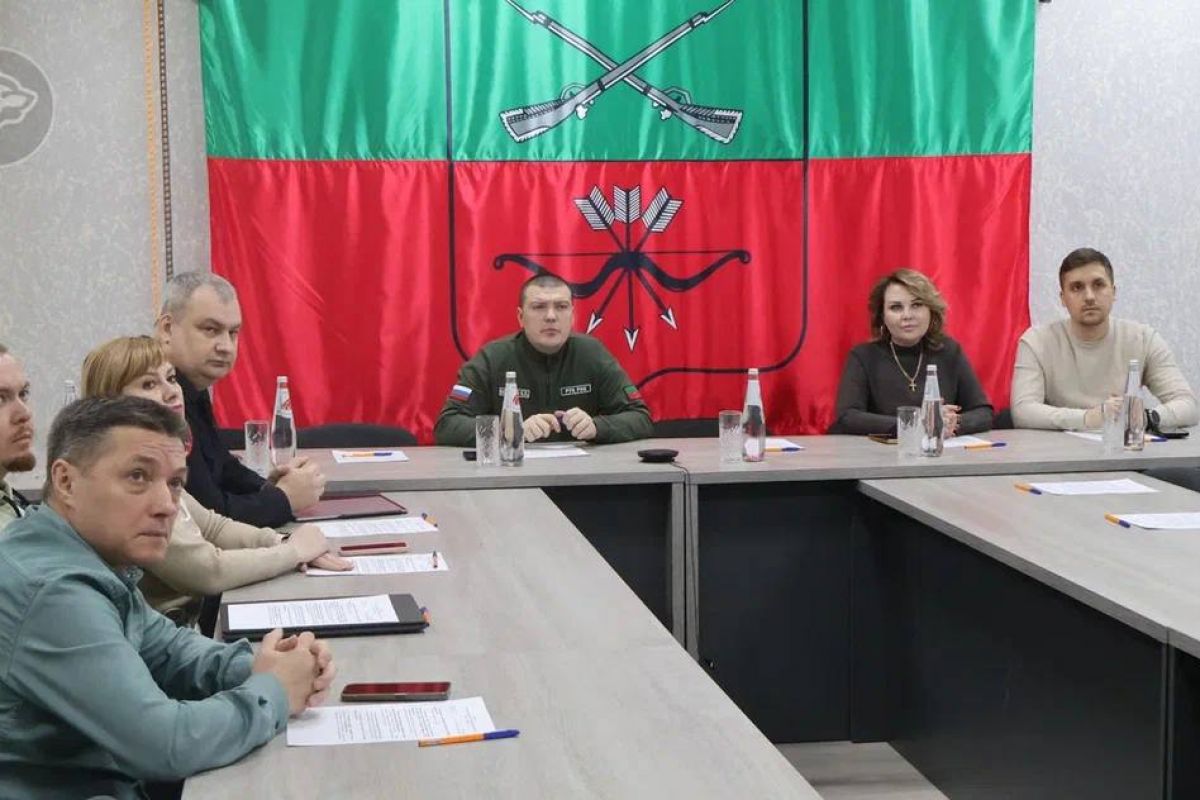 Цифровая безопасность в фокусе Проректор по цифровой трансформации Мелитопольского госуниверситета Валерий Артюхов принял участие в круглом столе посвящённом безопасности персональной информации в условиях цифровизации Мероприятие прошло на базе регионального штаба Единой России и было приурочено к Международному дню защиты персональных данных В формате видеоконференцсвязи к дискуссии присоединились представители Роскомнадзора и эксперты из различных регионов России Участники обсудили актуальные риски и угрозы в цифровой среде вопросы предотвращения утечек данных и неправомерного доступа к информации а также затронули тему правового регулирования и ответственности за нарушение законодательства в сфере защиты данных Особое внимание уделили роли цифровых сервисов которые должны не только обеспечивать удобство для граждан но и гарантировать высочайший уровень безопасности их информации Участие в таких дискуссиях позволяет МелГУ быть на передовой в решении актуальных вопросов цифровой трансформации и безопасности Подробно о мероприятии рассказали в сюжете телеканала ЗаТВ Сайт ВК MAX Сайт абитуриента Помощник абитуриента