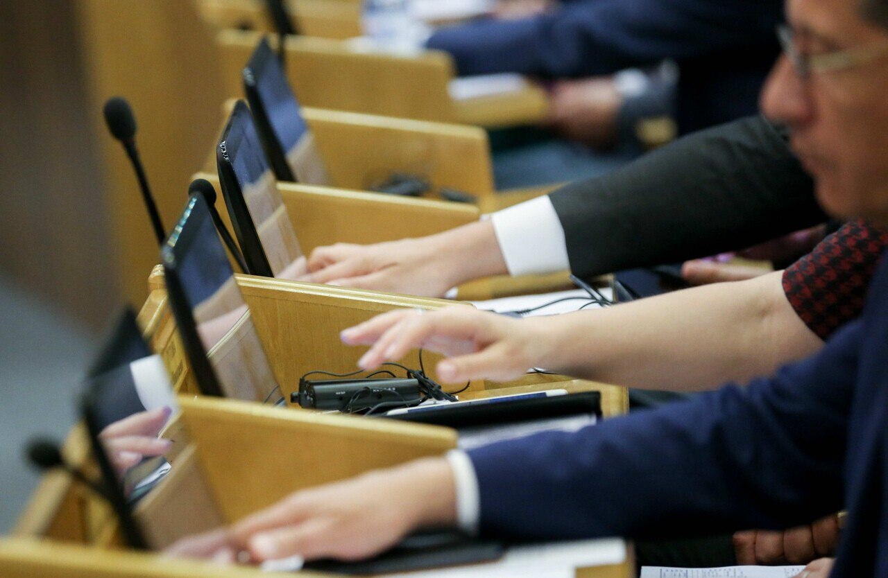 Госдума приняла закон об уголовной ответственности для дропперов Депутаты Госдумы приняли во втором и третьем чтениях правительственный законопроект, который вводит уголовную ответственность для дропперов — тех, кто помогает мошенникам в краже денег с банковских счетов. Законопроект дополняет статью 187 УК РФ о неправомерном обороте средств платежей. Теперь к уголовной ответственности будут привлекать тех, кто совершает незаконные операции через электронные кошелки и пластиковые карты или передает электронные средства платежа другим лицам. Нарушителям закона грозит до шести лет лишения свободы, а также штраф до миллиона рублей. До трех лет лишения свободы может получить клиент банка, который передал из корыстных побуждений доступ к своему счету или карту другому лицу или совершил криминальные операции по его указанию. Фото: Официальный сайт Государственной Думы РФ , VK и ОК и читайте новости на нашем сайте