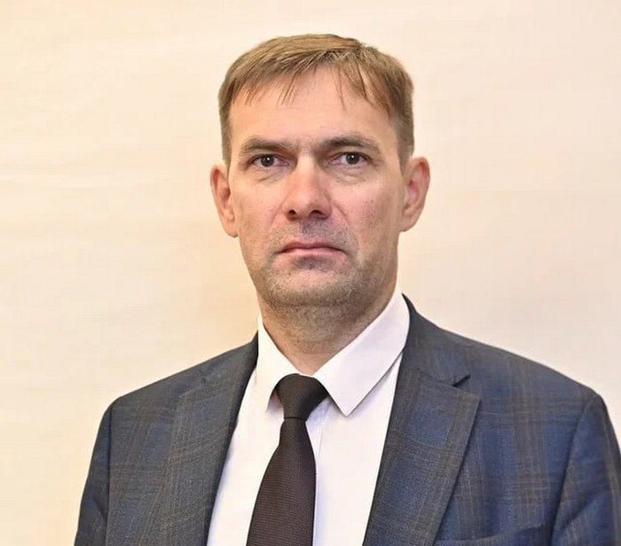 Назначение в Минстрое: Дмитрий Кобунов назначен на должность первого замминистра строительства Бурятии Сегодня постановление правительства Бурятии о назначении на должность первого заместителя министра Дмитрия Анатольевича Кобунова вступило в силу. До своего назначения Дмитрий Анатольевич Кобунов более 6 лет трудился в должности заместителя министра-председателя комитета по реализации программ капитального строительства Минстроя Бурятии. При его участии в республике построено и сдано в эксплуатацию более 200 объектов образования, культуры, здравоохранения и спорта. Имеет специальность «Промышленное и гражданское строительство», которое получил в 1994 году в Восточно-Сибирском технологическом институте. Также в 2011 году окончил Новосибирский государственный университет экономики и управления по специальности «Юриспруденция». Заслуженный строитель. Новости Бурятии
