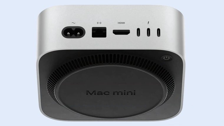 Apple объяснила, почему кнопка включения нового Mac mini находится снизу    Новый Mac mini на M4 покорил сердца пользователей своей компактностью и мощностью. Но есть один небольшой нюанс - кнопку питания решили спрятать... на дне устройства!  Представители Apple Грег Джосвик и Джон Тернус объяснили это решение просто: места больше не нашлось   По их словам, компания была одержима идеей сделать компьютер максимально компактным, и кнопке пришлось "переехать" вниз.  "Да и зачем вам эта кнопка? - говорят в Apple, - Просто используйте спящий режим!" Знакомая логика, не правда ли? Примерно так же компания объясняла, почему зарядка Magic Mouse находится снизу мышки    А что думаете вы - это гениальное инженерное решение или очередной повод пошутить про "особенный" подход Apple к дизайну?