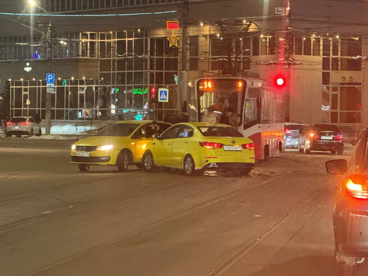 Из за столкнувшихся на пересечении Советской и Оборонной авто остановлено движение трамваев newstula ru fn 1788884 html В Туле на перекрестке Советской и Оборонной столкнулись автомобили движение трамваев нарушено Прислать новость Подписаться Мы в MAX