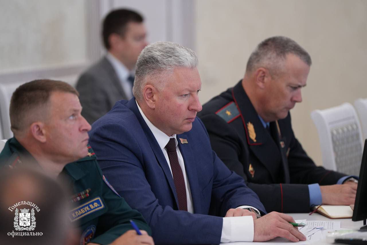 Урожай зерна в этом году неплохой, отметил Александр Лукашенко, ни в коем случае нельзя допустить, чтобы кампания проходила в небрежном режиме.   Объективные факторы, дожди и ветер, никто не отменяет, но любые риски, подчеркнул Глава государства, можно и нужно минимизировать.  Перед АПК всех регионов страны поставлены четкие задачи: обеспечение полной готовности техники, строжайшее соблюдение трудовой и технологической дисциплины, мобилизация механизаторских кадров, координация действий правоохранителей с местными органами власти, создание системы достойного поощрения тружеников и ряд других.