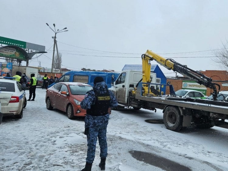 Съездил в Волгоград: лихач из Волжского лишился авто, оставленного на парковке ТРЦ  Судебные приставы из ГУФССП по Волгоградской области провели массовый рейд по выявлению должников среди собственников автомобилей.  В течение дня приставы проверили несколько сотен автомобилей на парковке одного из ТРЦ в Волгограде. Как сообщили Волжский.ру в пресс-службе ГУФССП по региону, по результатам проверок было арестовано 30 автомобилей должников, 5 из которых изъяты. Среди таких вынужденных пешеходов оказался житель Волжского. Мужчина, пока ходил по магазинам, лишился автомобиля «Chevrolet Lacetti». Он накопил долг в 960 тысяч рублей по штрафам за нарушения ПДД и кредитам. Если в ближайшее время он не погасит долг, его авто уйдет с молотка в счет погашения задолженности.   Подробнее на Волжский.ру: