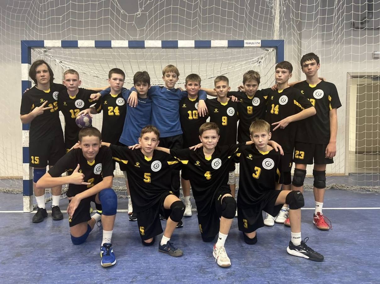 Бронза из Челябинска Завершился межрегиональный отборочный этап первенства России по гандболу среди спортсменов 2012 г р проходивший в Челябинске В составе сборной команды Приморского края играли воспитанники нашего тренера Юлии Дороговой   В результате приморские спортсмены завоевали бронзовые медали турнира В составе сборной играли трое наших парней Белоусов Павел Ростовцев Лев и Ястребов Руслан Юлия Львовна прокомментировала Команда Владивостока в турнирной таблице завершила турнир с бронзовыми медалями Обидное поражение нашей команде нанесли хозяева турнира Челябинск Поражение всего в один мяч сдвинуло Приморье со второго места Ну ничего команда и тренер сделают правильные выводы и будут двигаться вперед к вершинам пьедестала Поздравляем наших парней с бронзовыми медалями межрегионального уровня и желаем чтобы в каждом матче все передачи и удары по воротам соперника были точными   старт успехи