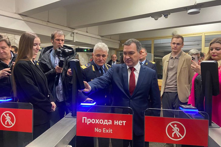 Систему оплаты проезда по биометрии запустили в метро Новосибирска Системой оплаты проезда по биометрии полностью оборудованы станции Спортивная и Площадь Ленина На остальных станциях такой функцией оснастили лишь часть турникетов по два в каждом вестибюле По словам мэра Максима Кудрявцева до конца 2025 года количество терминалов с биометрией увеличат почти вдвое Подписаться на наш канал в MAX Прислать свою новость в редакцию
