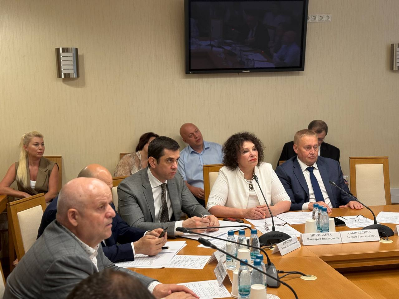 9 июля состоялось очередное заседание Комитета ГД по безопасности и противодействию коррупции. Депутаты поддержали в первом чтении законопроекты, в соответствии с которыми: Решения Межведомственной комиссии по противодействию экстремизму станут обязательными для исполнения органами власти и самоуправления. Судебные приставы-исполнители смогут ходатайствовать об освобожденииот дальнейшего отбывания обязательных работ женщин и одиноких отцов, а также усыновителей и опекунов из числа должников, имеющих детей до трех лет или детей-инвалидов. Во втором чтении Комитет рекомендовал Государственной Думе принять законопроекты, которые позволят: Исключить поставку некачественных или контрафактных средств индивидуальной защиты населения от опасностей радиоактивного, химического и биологического загрязнения заражения . Строгие требования к ним совместно подготовят Минобороны РФ и МЧС России. Повысить оперативность принятия решений в области гражданской обороны с введением новой системы координации на местах, разработанной с учетом опыта проведения СВО. Для этого в регионах создадут межведомственные штабы. Безвозмездно размещать территориальные подразделения Службы по вопросам гражданства и регистрации иностранных граждан МВД РФ в зданиях и помещениях ФГУП, подведомственного МВД России.