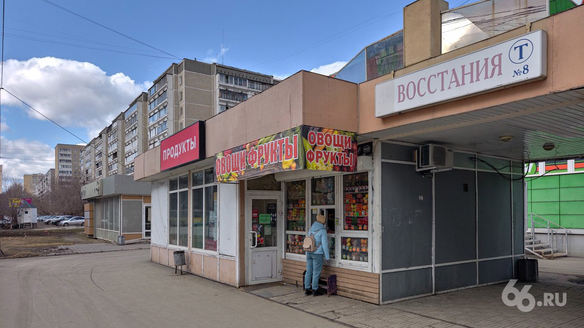 318 остановок-ларьков снесут в Екатеринбурге В этом году у них истекает срок аренды, после чего навесы демонтируют. Новые остановки будут появляться гораздо медленнее. Сейчас в бюджете есть деньги только на 75 штук. Если мэр Алексей Орлов согласится выделить 45 млн рублей, смогут поставить еще 30. Работу тормозят и производители — они не могут делать больше 150 остановок за год. Новости из Екатеринбурга
