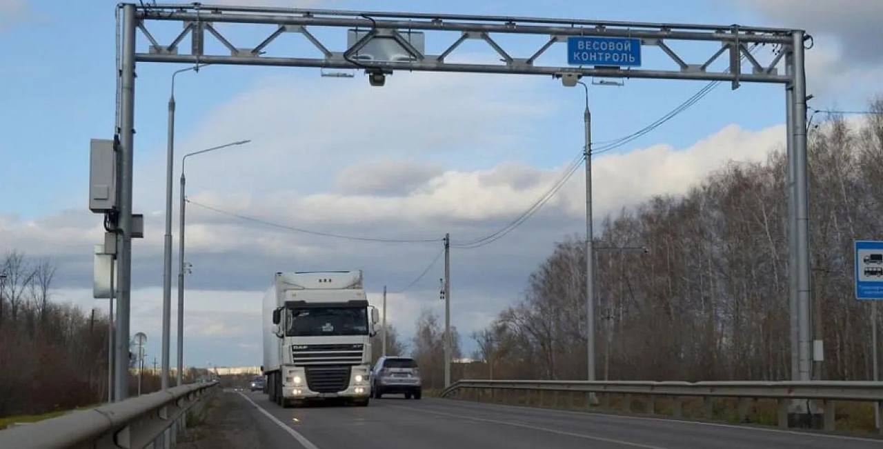 В Минтрансе продолжают готовить обоснование для расширения системы Платон и взимания платы за проезд грузовиков не только по федеральным но и региональным трассам ФКУ Дороги России объявило конкурс на разработку финансово экономической модели для такого расширения От поставщика ждут определения целей и задач создаваемой системы предложений по ее архитектуре расчетов затрат на создание а также оценки ожидаемых доходов от ее эксплуатации до 2042 года Предполагаемая сумма контракта 87 3 млн рублей Заявки на тендер принимаются до 12 ноября Это не первый тендер связанный с планами властей развернуть Платон на региональных дорогах В июле 2025 года ФКУ Дороги России заключило контракт на 73 1 млн рублей с ВШЭ Организация должна проанализировать мировой опыт внедрения платности за причинение вреда дорогам и разработать концепцию облика и организационно правовой формы создания регионального аналога Платона Упомянутая в контракте концепция фигурирует и в текущем тендере Расчет расходов на создание региональной системы должен вестись с учетом обоснований в концепции и учитывать необходимое количество дополнительных абонентских терминалов объектов контрольной инфраструктуры и информационных ресурсов которые для этого потребуются Как отметили в Минтрансе большинство субъектов с обширной дорожной сетью выступают за внедрение такой системы на региональной сети Ранее мы рассказывали о том что в России проезд по всем дорогам может стать платным к 2030 году Подробнее об этом здесь Транспорт и логистика Подписаться