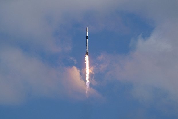 КОСМОС   SPACEX ОТЛОЖИЛА ВТОРОЙ В ФЕВРАЛЕ ЗАПУСК STARLINK  Компания SpaceX отложила второй в феврале запуск спутников системы спутникового интернета Starlink.   Пуск ракеты Falcon 9 с 21 космическим аппаратом Starlink должен состояться с базы Космических сил США на мысе Канаверал в штате Флорида 4 февраля. Изначально носитель со спутниками в рамках миссии Starlink 12-3 должен был стартовать сегодня, 3 февраля.  Первый в месяце запуск Falcon 9 со Starlink состоялся 1 февраля с базы Вандерберг в Калифорнии.  ФОТО: Steve Nesius / Reuters  #аврорамедиа_космос    Telegram-экосистема АВРОРА МЕДИА МЕДИА   НОВОСТИ   РЕГИОН   ЛАЙФ   СПОРТ   ГЕРЛЗ   ХАЙТЕК   ПЕРСОНЫ   ИНСАЙД   КРИМИНАЛ   МОЛОДОСТЬ   LIVE   АВРОРА МЕДИА YOUTUBE   RUTUBE