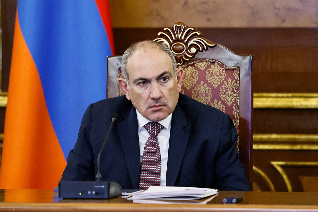 Пашинян извинился за грубые высказывания в адрес церкви Комиссия по предотвращению коррупции зафиксировала в заявлении премьер-министра Армении нарушение правил поведения по двум эпизодам. «Несмотря на то, что я не совсем согласен с некоторыми оценками, я приношу извинения», – написал Пашинян. Премьер отметил, что вынужден признать свои упущения и лучше контролировать эмоции. Он подчеркнул, что извинения касаются только двух конкретных фраз. Ранее Пашинян опубликовал нелестное сообщение в адрес духовенства Армянской апостольской церкви. Он употребил слово «домпел» в значении «вступать в половую связь». Комиссия провела лингвистическую экспертизу и пришла к выводу, что Пашинян нарушил кодекс поведения должностного лица. Подпишитесь на «Абзац» Добавьте «Абзац» в ленту «Дзена»
