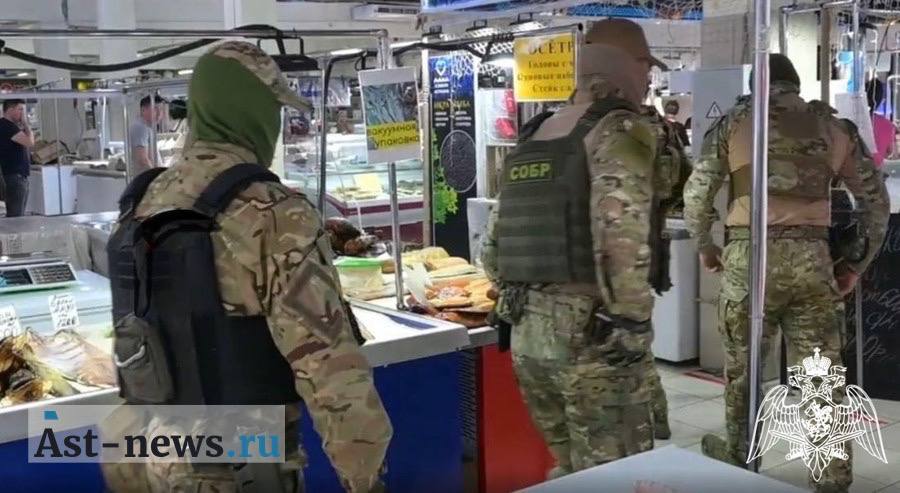 При силовой поддержке Росгвардии на астраханских рынках пресечена незаконная торговля рыбной продукцией  В ходе оперативных мероприятий при содействии СОБР регионального управления Росгвардии сотрудники полиции и Россельхознадзора изъяли 1,5 кг красной икры ненадлежащего качества и 353 кг частиковой рыбы без документов.  Проверки проводились на трёх крупных городских рынках: Татар-базаре, Больших и Селенских Исадах.  Изъятая продукция направлена на экспертизу.     AST-NEWS.ru
