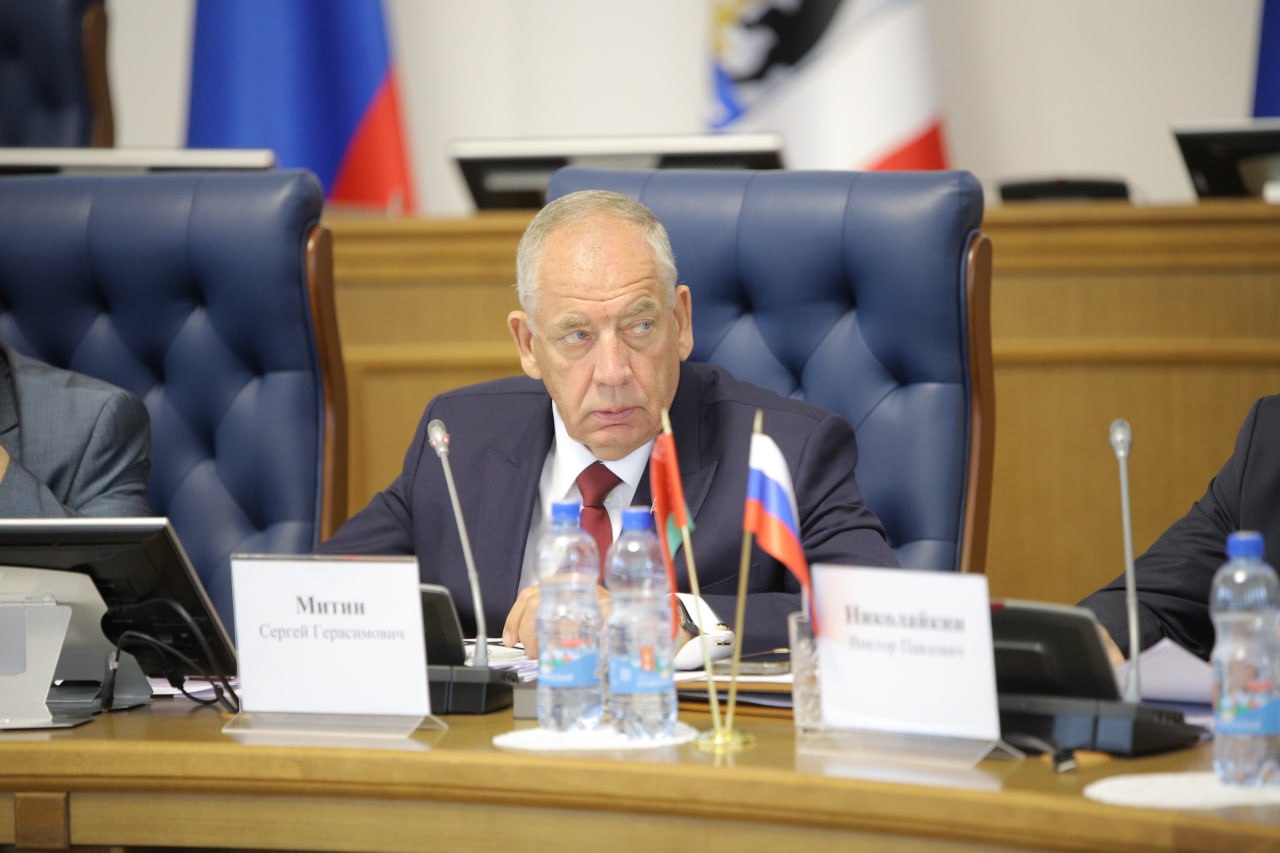 Великий Новгород посетила делегация Парламентского Собрания России и Беларуси. Главная цель визита – проведение совместного заседание трех Комиссий Парламентского Собрания: по промышленности и торговле, бюджету, налогам, финансовому рынку и по экономической политике. Товарооборот между Новгородской областью и Белоруссией за 2024 год вырос более чем на 15%. Развивается сотрудничество в сфере туризма: за 2024 год число туристов из Республики Беларусь выросло на 20%. В течение многих лет осуществляется сотрудничество в сфере сохранения общей исторической памяти. В повестке заседания вопросы межрегионального взаимодействия Новгородской области с областями Республики Беларусь, обсуждение текущего состояния и перспектив развития креативной экономики Союзного государства, единые правила в области защиты прав потребителей, бюджет Союзного государства, вопросы стандартизации и метрологии.