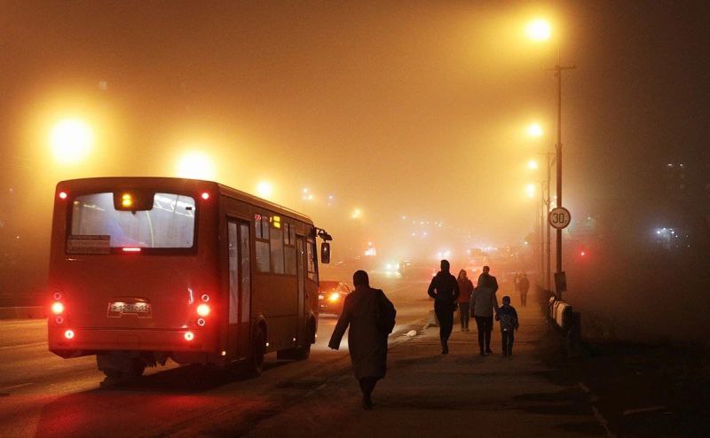 В России за три года сократилось число компаний и ИП работающих в сфере городских и междугородних пассажирских перевозок Хотя число участников снижается растет качество управления и уровень формализации отмечают эксперты В России с 1 ноября 2022 года до 1 ноября 2025 года на 12 42 сократилось число перевозчиков городского и междугороднего транспорта сообщает РБК со ссылкой на данные экспертов проекта Контур Фокус За три года число участников рынка сократилось на 875 компаний и индивидуальных предпринимателей с 7043 до 6168 Основной спад пришелся на сегмент автобусных перевозок где число перевозчиков за три года снизилось на 775 или 13 98 Из трамвайных перевозок ушло четыре игрока сокращение составило 7 84 из троллейбусных три игрока снижение на 6 52 Но уже с ноября 2024 года количество компаний работающих с трамваями и троллейбусами остается стабильным говорится в исследовании В междугородних автобусных перевозках число игроков сократилось на 6 67 или 93 компании В региональном разрезе наибольшее число закрытий компаний и ИП в 2025 году зафиксировано в Иркутской области 71 Республике Тыва 21 Краснодарском крае 18 Республике Саха Якутия 17 Астраханской области 17 Ставропольском крае 16 Свердловской области 14 Кабардино Балкарской Республике 13 Оренбургской области 7 Белгородской области 6 PROtransport